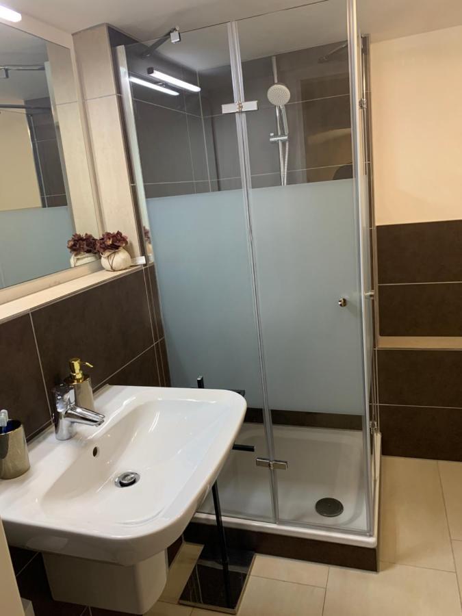 Souterrain Zimmer Mit Separatem Eingang Und Bad 뒤셀도르프 외부 사진