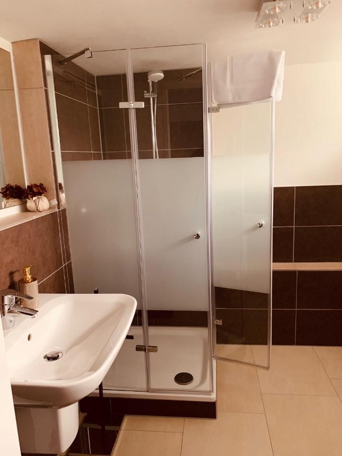 Souterrain Zimmer Mit Separatem Eingang Und Bad 뒤셀도르프 외부 사진